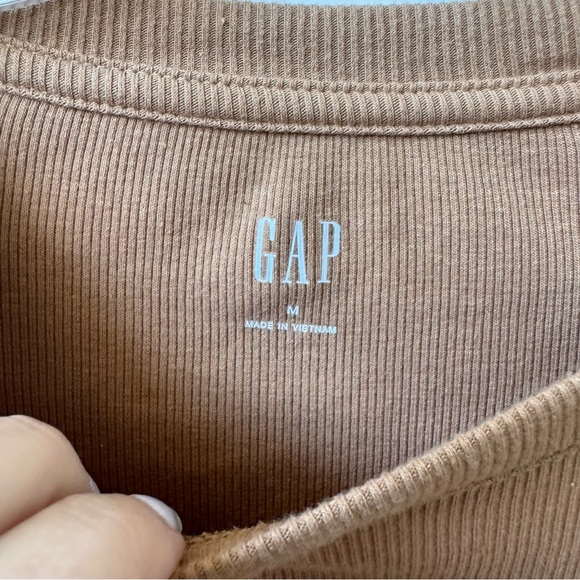 GAP Ribbed Ruffle Long Sleeve Shirt Top Crewneck Camel Tan size M - Picture 4 of 5